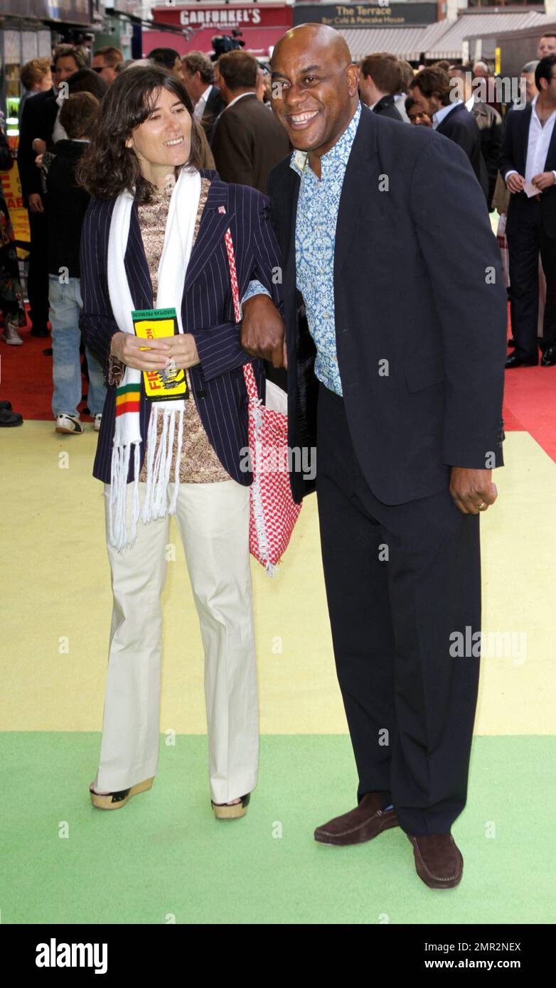 Ainsley Harriot und Bella Freud bei der europäischen Premiere von „Fire in Babylon“ am Odeon Leicester Square. London, Großbritannien. 5/9/11. Stockfoto