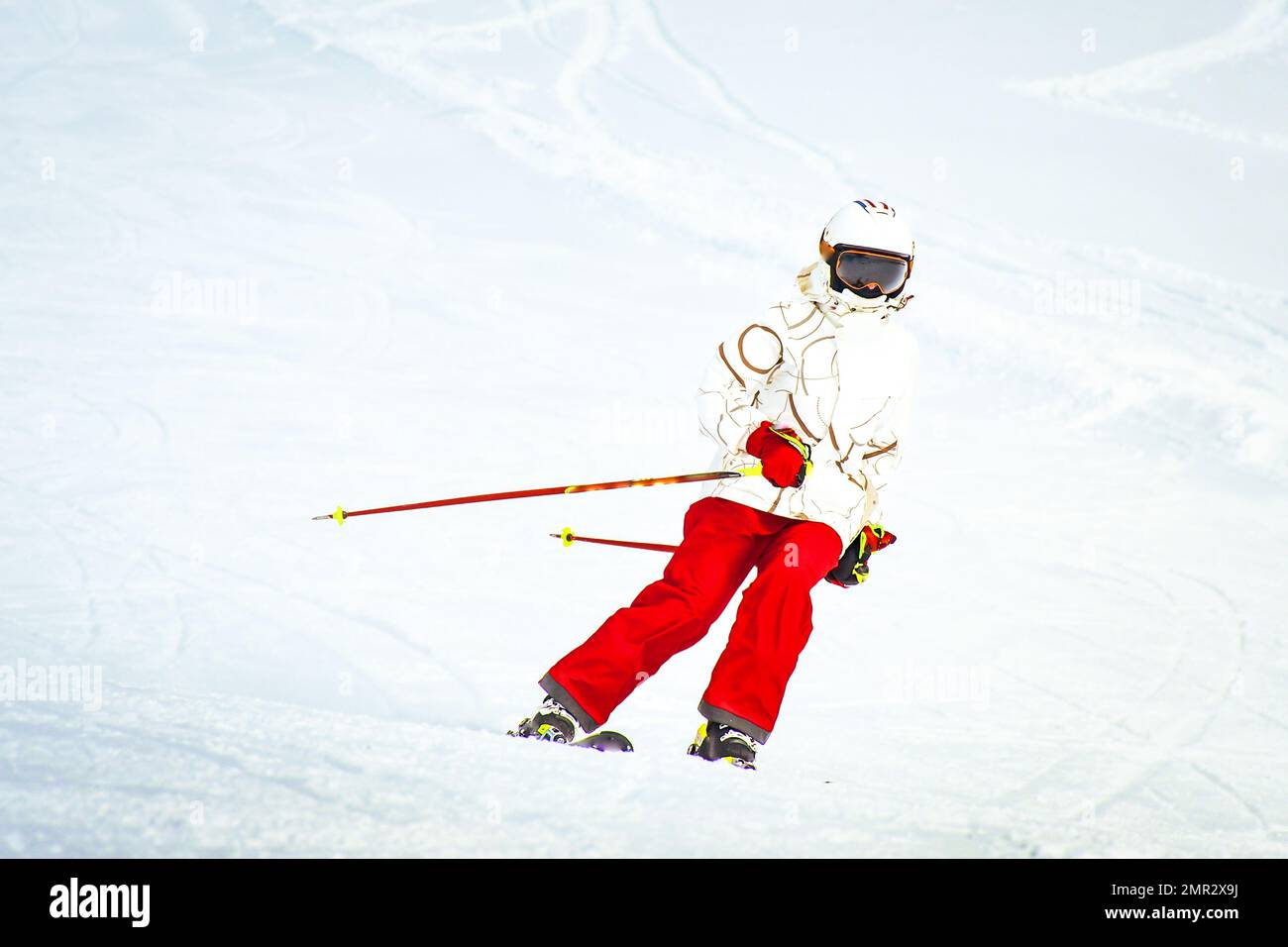 Alpinski. Skifahrerin, die im Winter bergab fährt gegen schneebedeckte