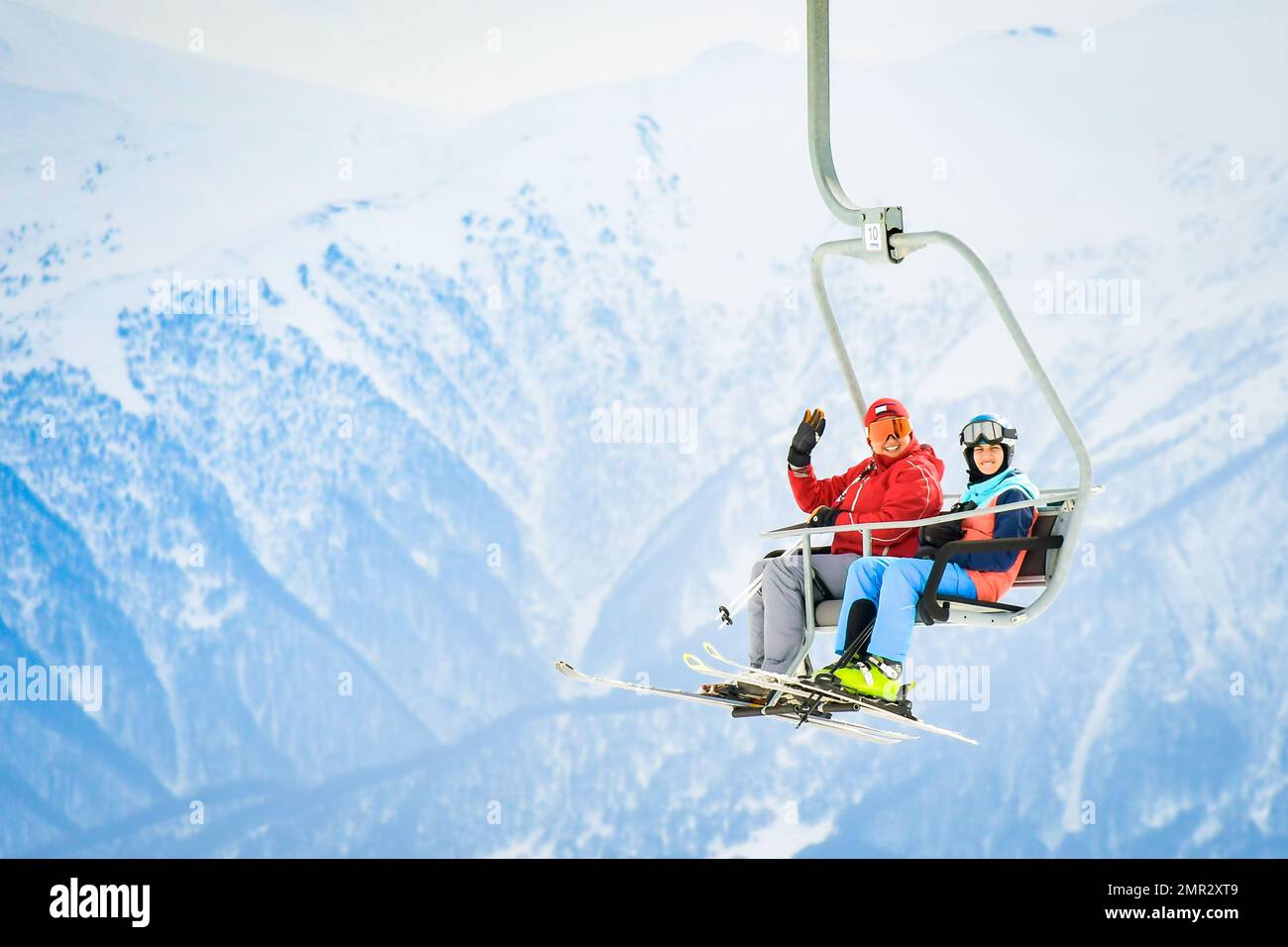 Gudauri, Georgien - 15. januar 2022: Zwei Skifahrer, Mutter und Tochter im kaukasus. Fantastische Aussicht. Seilbahn für Familien Stockfoto