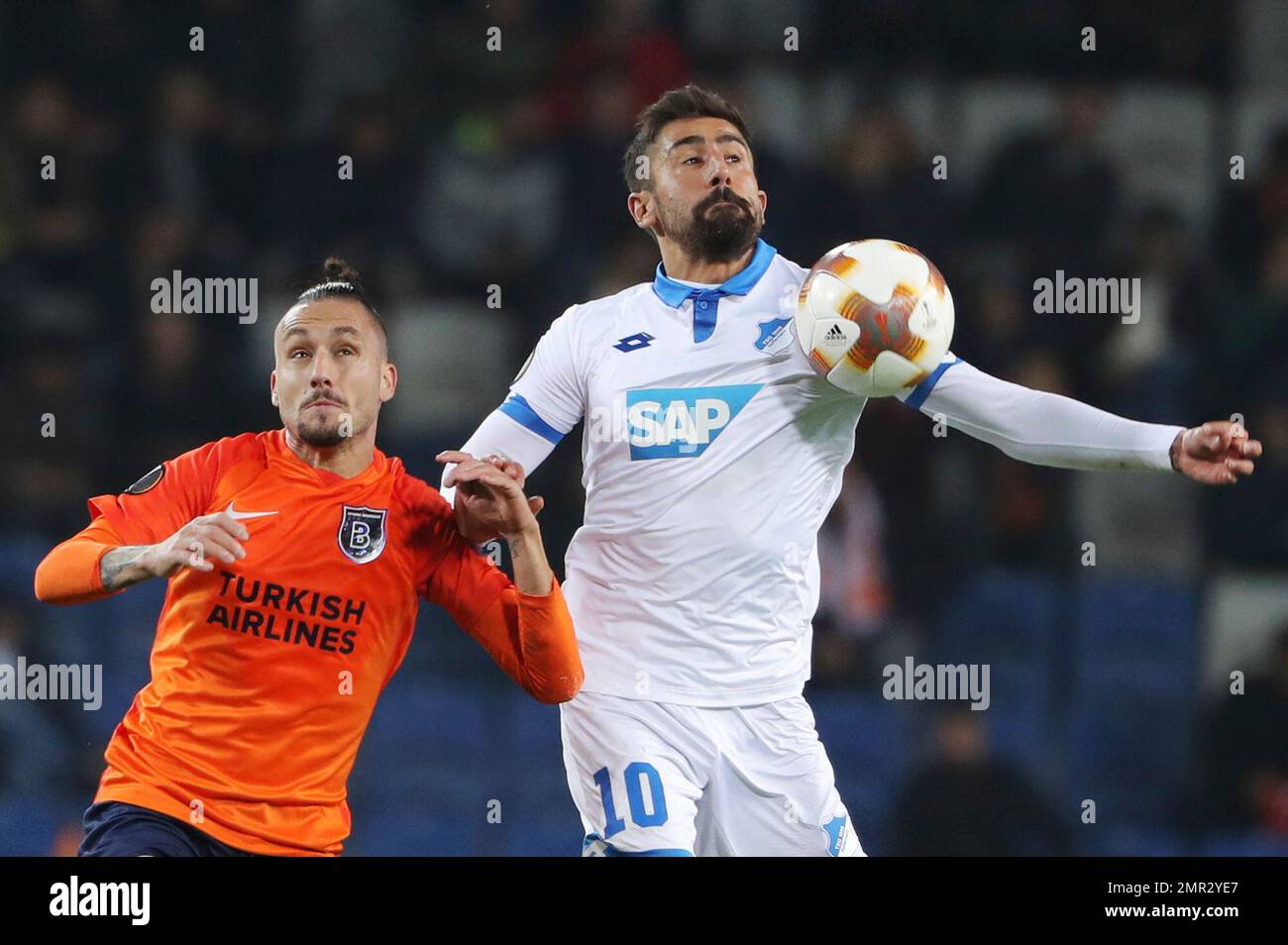CORRECTS NAMES OF PLAYERS Basaksehir's Stefano Napoleoni, left, jumps as he tries to stop Hoffenheim's Kerem Demirbay during the Europa League group C soccer match between Basaksehir and Hoffenheim, at the Fatih Terim stadium in Istanbul, Thursday, Nov. 2, 2017. (AP Photo) Stockfoto