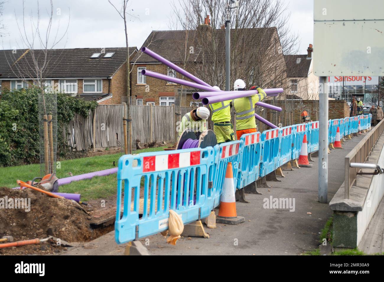 Slough, Berkshire, Großbritannien. 31. Januar 2023. Superschnelles Breitband wurde heute am A4. In Slough von City Fibre in Rohrleitungen verlegt. Kredit: Maureen McLean/Alamy Live News Stockfoto