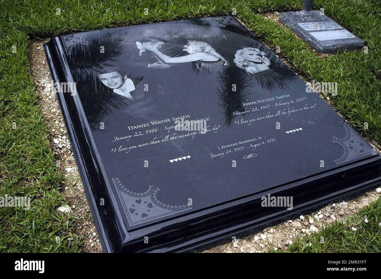 Das Ist Der Grabstein Von Anna Nicole Smith Und Ihrem Sohn Daniel Wayne 
