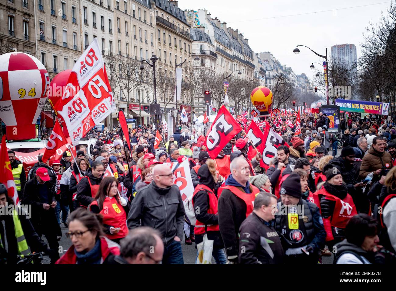 Frankreich / Paris, 31/01/2023, Gerard Cambon / Le Pictorium - Streik gegen die Rentenreform in Paris - 31/1/2023 - Frankreich / Paris / Paris - Demonstration in Paris durch das Intersyndicale, das am Dienstag, den 31. Januar, einen Streik gegen die Rentenreform der Regierung forderte. Stockfoto