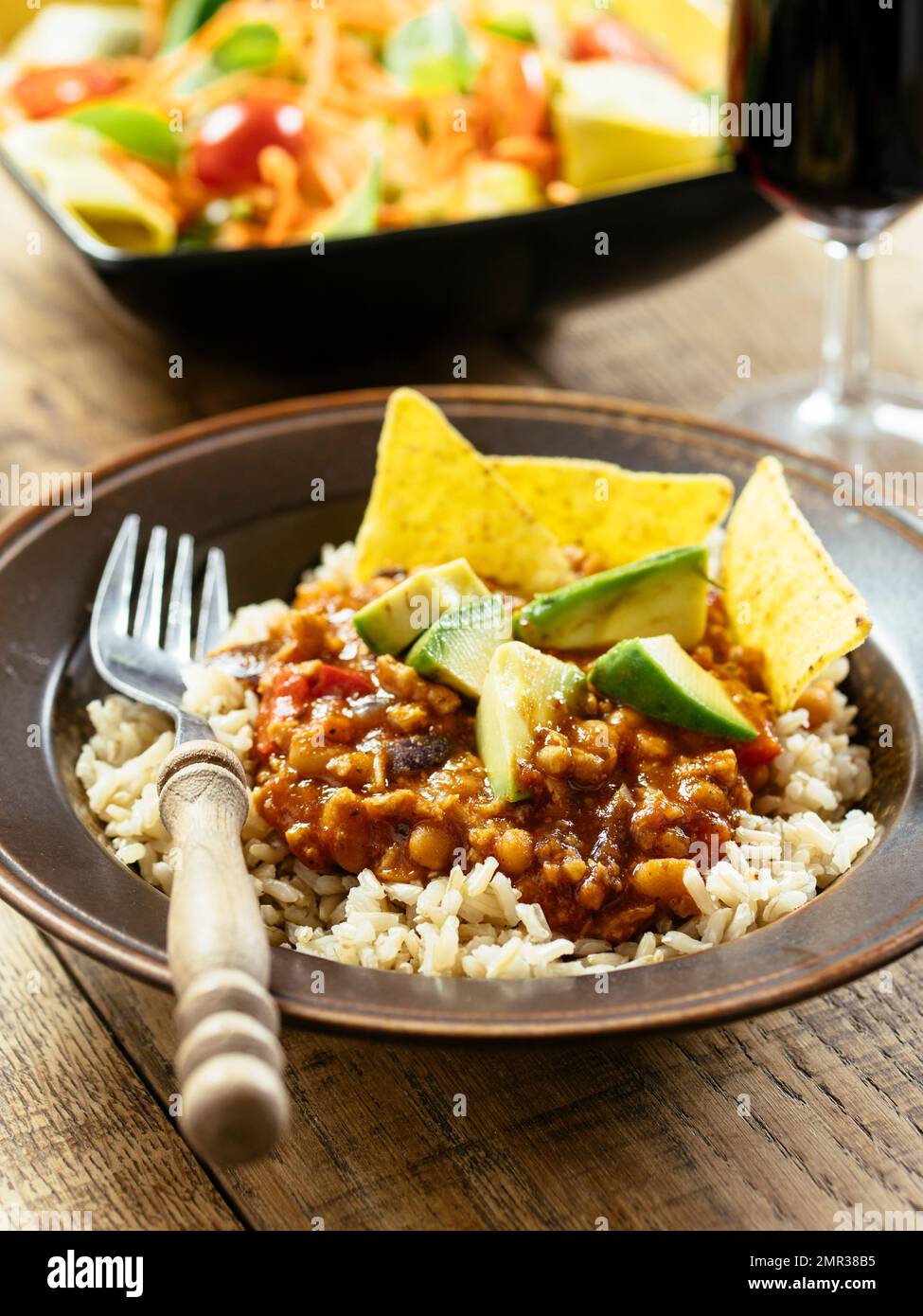 Hausgemachtes veganes Chili mit TVP auf Reis. Stockfoto