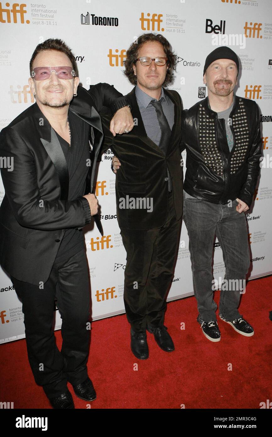 Regisseur Davis Guggenheim mit Bono and the Edge von U2 auf der Premiere „From the Sky Down“ des Toronto International Film Festival 2011 in der Roy Thompson Hall. Toronto, Kanada. 8. September 2011 Stockfoto