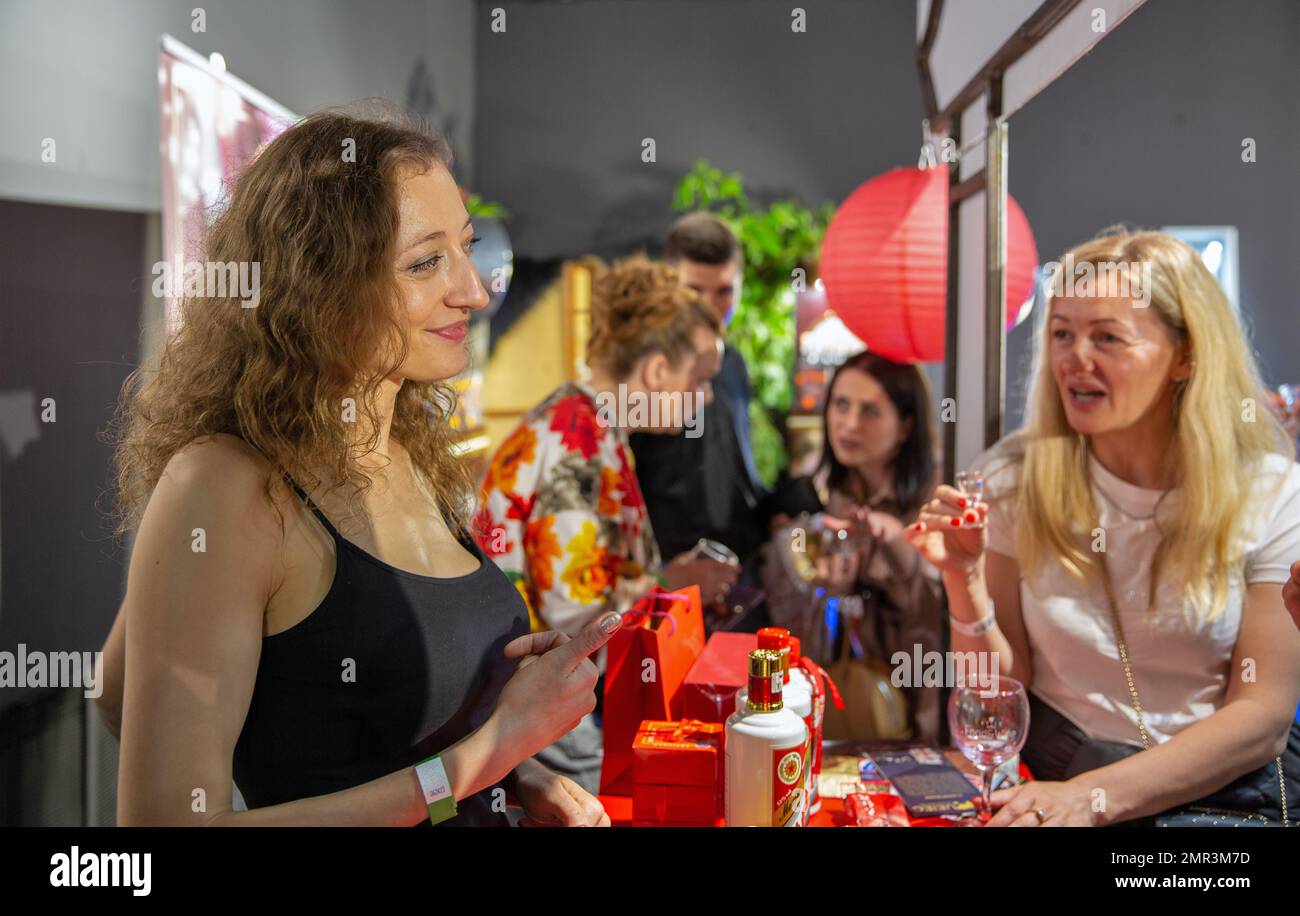 Kiew, Ukraine - 06. Juni 2021: Besucher besuchen Maotai oder Moutai Hard Drink Stand beim Food and Wine Fest. Es ist eine Marke von Baijiu, ein destilliertes chinesisches Liqu Stockfoto