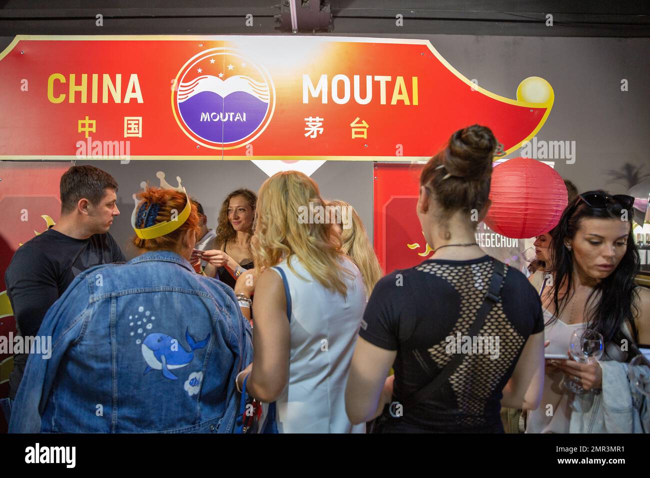 Kiew, Ukraine - 06. Juni 2021: Besucher besuchen Maotai oder Moutai Hard Drink Stand beim Food and Wine Fest. Es ist eine Marke von Baijiu, ein destilliertes chinesisches Liqu Stockfoto