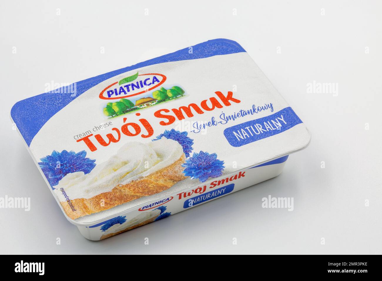 Kiew, Ukraine - 02. Juni 2021: Studioaufnahme des polnischen Frischkäses Tvoj Smak Piatnica Pack Nahaufnahme auf Weiß. Stockfoto