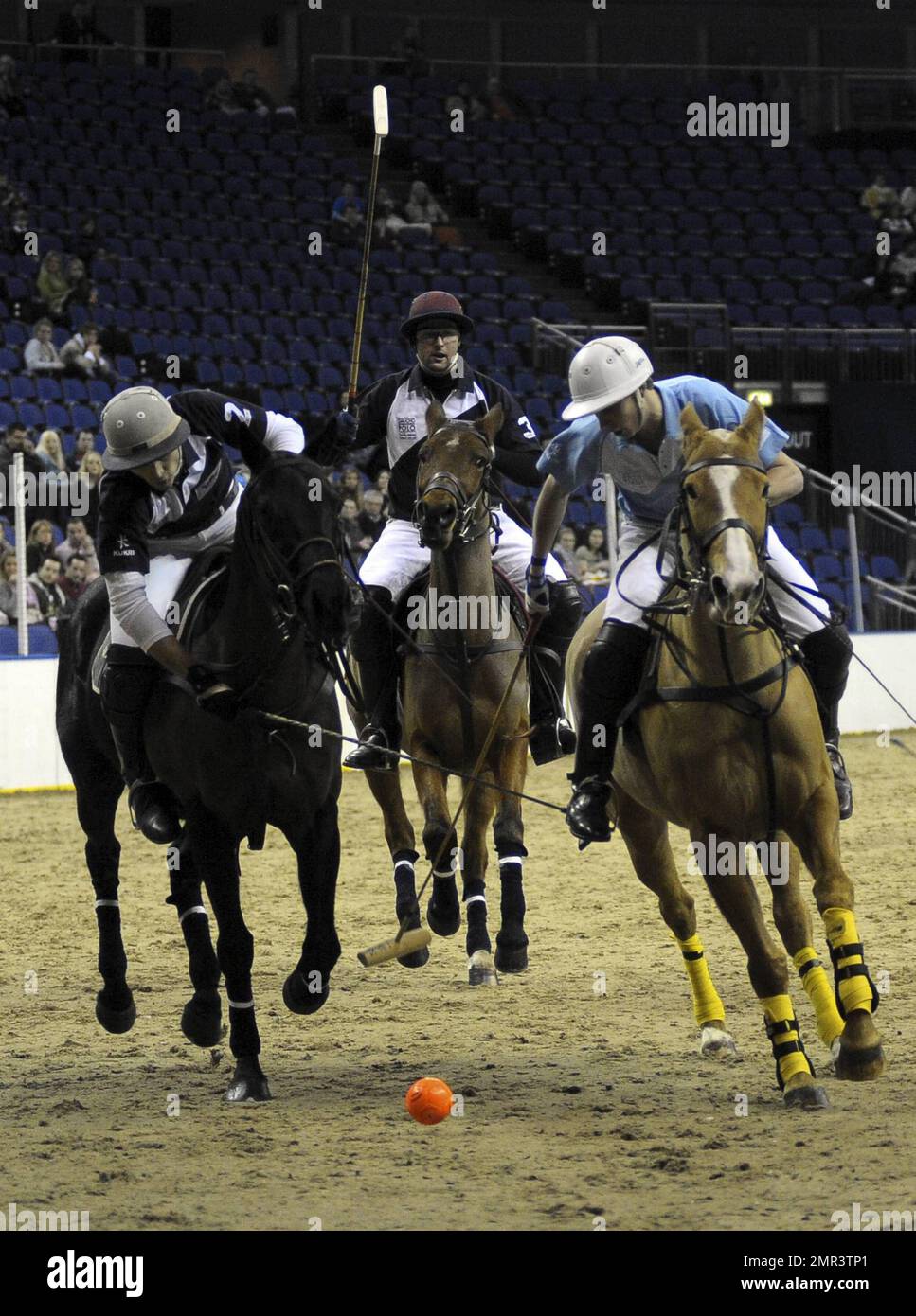 Internationale Teams treten beim Gaucho International Polo in der O2 Arena gegeneinander an. Die Veranstaltung ist das weltweit erste Hallenspiel für Polo-Turniere und umfasste England gegen Argentinien, Schottland gegen Südafrika und Oxford gegen Cambridge. Zu der Veranstaltung gehörte auch ein Prominentenspiel mit Liz McClarnon und Charlotte Christodoulou gegen Kenny Logan und Mike Bushnell. London, Großbritannien. 2/24/11. Stockfoto