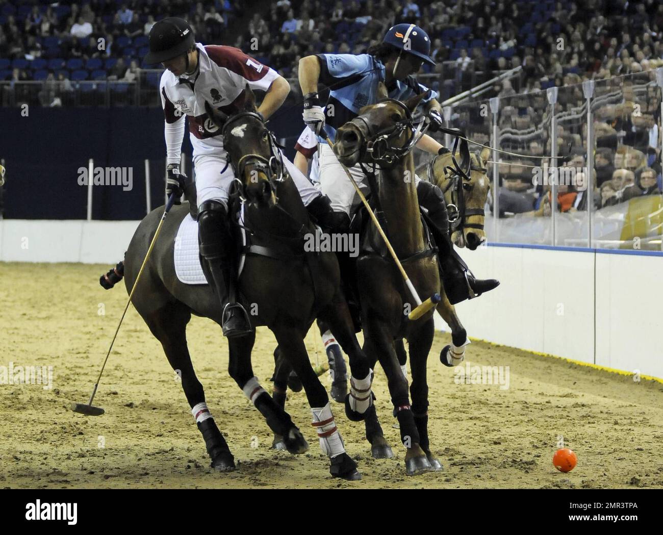 Internationale Teams treten beim Gaucho International Polo in der O2 Arena gegeneinander an. Die Veranstaltung ist das weltweit erste Hallenspiel für Polo-Turniere und umfasste England gegen Argentinien, Schottland gegen Südafrika und Oxford gegen Cambridge. Zu der Veranstaltung gehörte auch ein Prominentenspiel mit Liz McClarnon und Charlotte Christodoulou gegen Kenny Logan und Mike Bushnell. London, Großbritannien. 2/24/11. Stockfoto