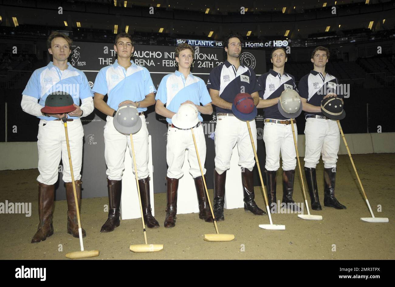 Internationale Teams treten beim Gaucho International Polo in der O2 Arena gegeneinander an. Die Veranstaltung ist das weltweit erste Hallenspiel für Polo-Turniere und umfasste England gegen Argentinien, Schottland gegen Südafrika und Oxford gegen Cambridge. Zu der Veranstaltung gehörte auch ein Prominentenspiel mit Liz McClarnon und Charlotte Christodoulou gegen Kenny Logan und Mike Bushnell. London, Großbritannien. 2/24/11. Stockfoto