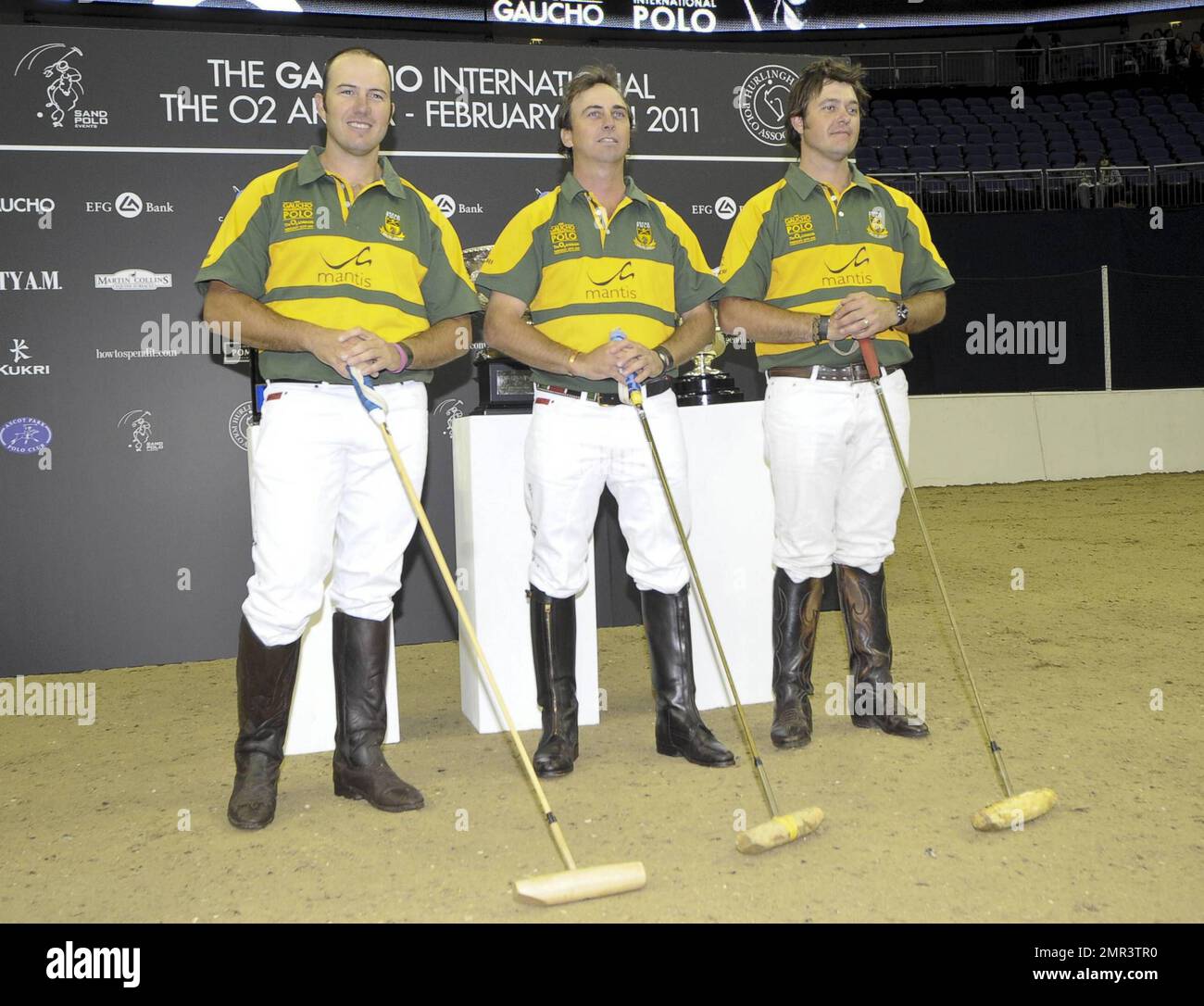 Internationale Teams treten beim Gaucho International Polo in der O2 Arena gegeneinander an. Die Veranstaltung ist das weltweit erste Hallenspiel für Polo-Turniere und umfasste England gegen Argentinien, Schottland gegen Südafrika und Oxford gegen Cambridge. Zu der Veranstaltung gehörte auch ein Prominentenspiel mit Liz McClarnon und Charlotte Christodoulou gegen Kenny Logan und Mike Bushnell. London, Großbritannien. 2/24/11. Stockfoto