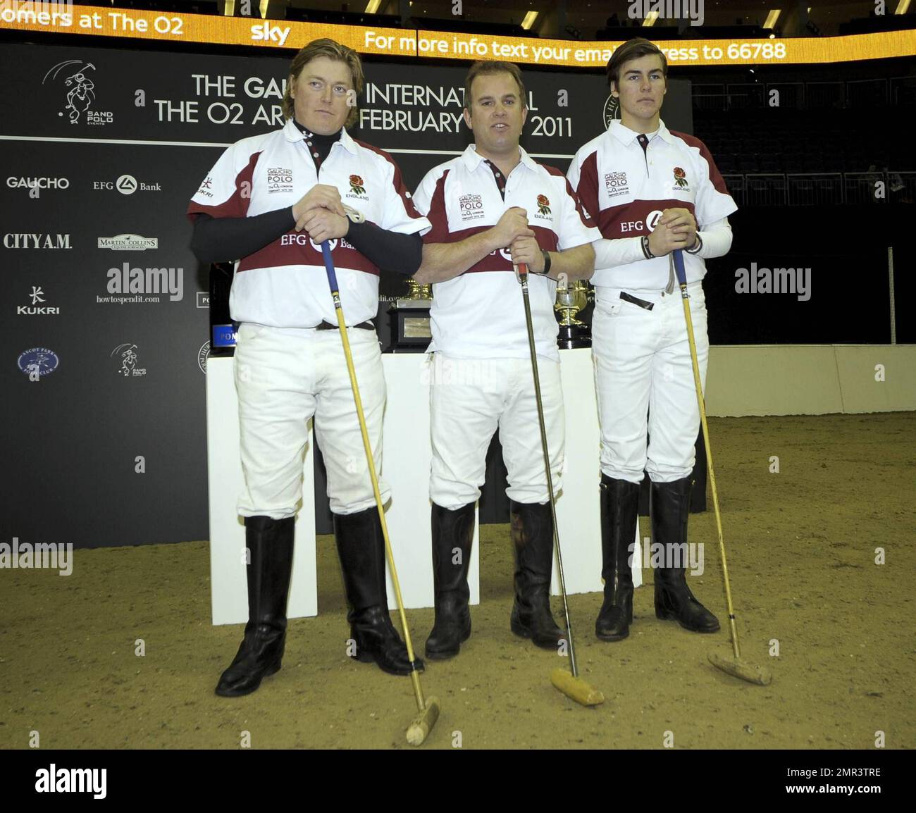 Internationale Teams treten beim Gaucho International Polo in der O2 Arena gegeneinander an. Die Veranstaltung ist das weltweit erste Hallenspiel für Polo-Turniere und umfasste England gegen Argentinien, Schottland gegen Südafrika und Oxford gegen Cambridge. Zu der Veranstaltung gehörte auch ein Prominentenspiel mit Liz McClarnon und Charlotte Christodoulou gegen Kenny Logan und Mike Bushnell. London, Großbritannien. 2/24/11. Stockfoto