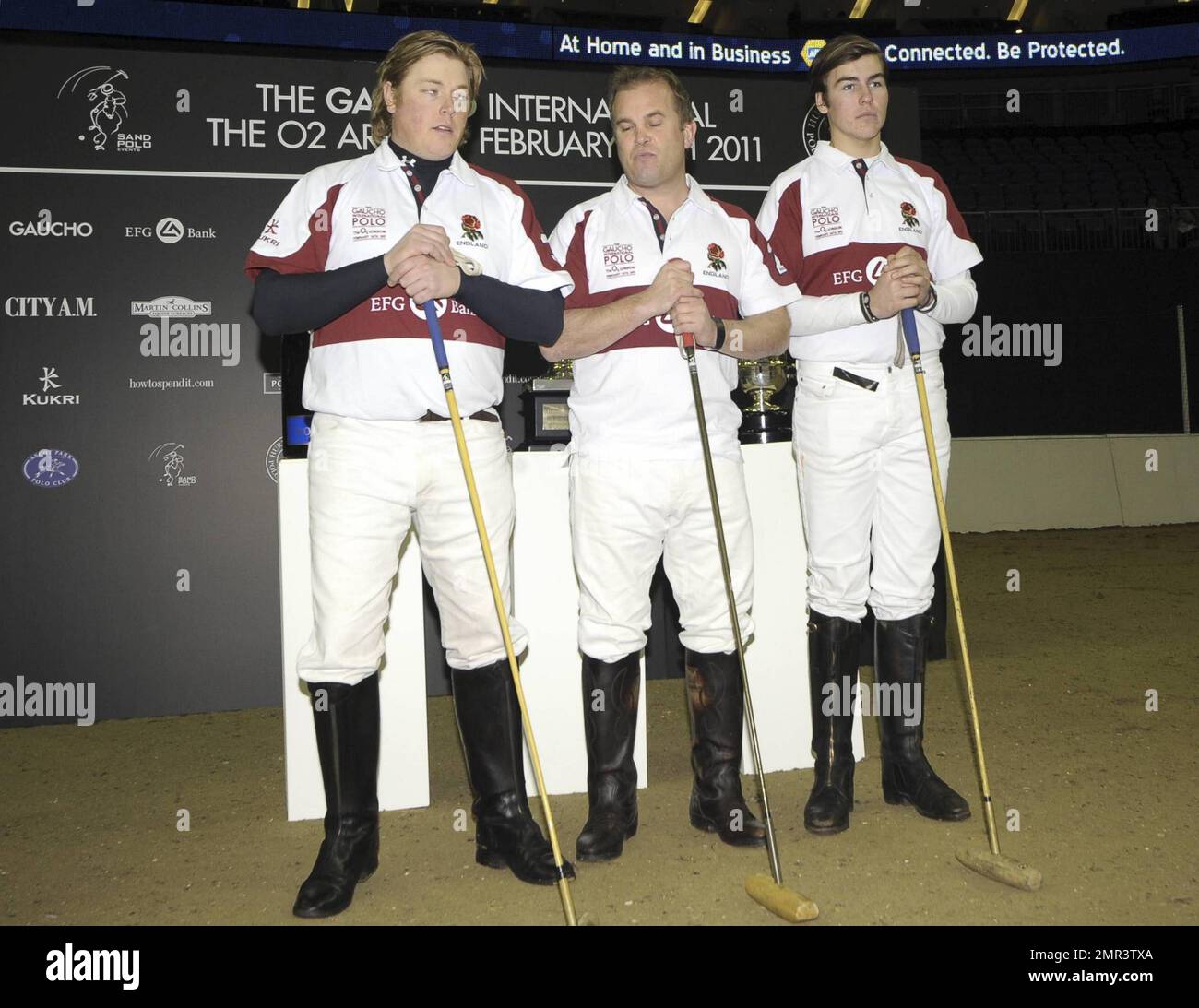 Internationale Teams treten beim Gaucho International Polo in der O2 Arena gegeneinander an. Die Veranstaltung ist das weltweit erste Hallenspiel für Polo-Turniere und umfasste England gegen Argentinien, Schottland gegen Südafrika und Oxford gegen Cambridge. Zu der Veranstaltung gehörte auch ein Prominentenspiel mit Liz McClarnon und Charlotte Christodoulou gegen Kenny Logan und Mike Bushnell. London, Großbritannien. 2/24/11. Stockfoto