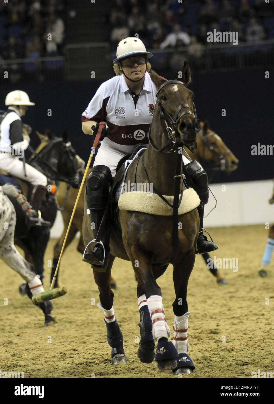 Internationale Teams treten beim Gaucho International Polo in der O2 Arena gegeneinander an. Die Veranstaltung ist das weltweit erste Hallenspiel für Polo-Turniere und umfasste England gegen Argentinien, Schottland gegen Südafrika und Oxford gegen Cambridge. Zu der Veranstaltung gehörte auch ein Prominentenspiel mit Liz McClarnon und Charlotte Christodoulou gegen Kenny Logan und Mike Bushnell. London, Großbritannien. 2/24/11. Stockfoto