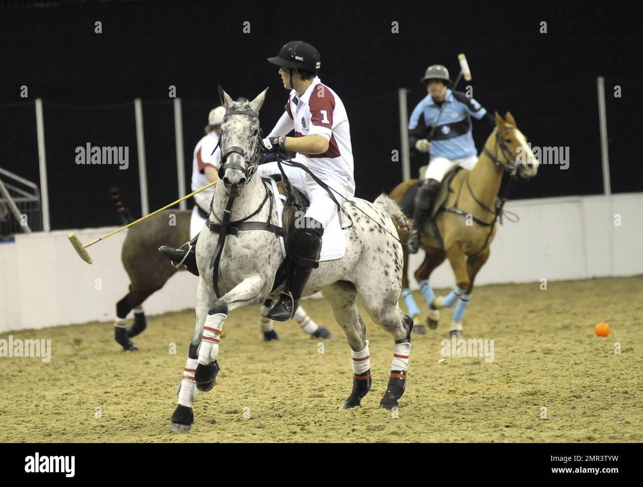 Internationale Teams treten beim Gaucho International Polo in der O2 Arena gegeneinander an. Die Veranstaltung ist das weltweit erste Hallenspiel für Polo-Turniere und umfasste England gegen Argentinien, Schottland gegen Südafrika und Oxford gegen Cambridge. Zu der Veranstaltung gehörte auch ein Prominentenspiel mit Liz McClarnon und Charlotte Christodoulou gegen Kenny Logan und Mike Bushnell. London, Großbritannien. 2/24/11. Stockfoto