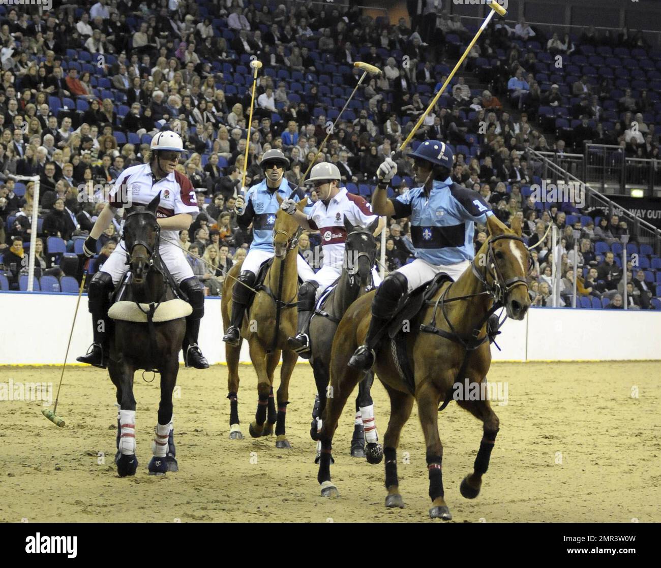 Internationale Teams treten beim Gaucho International Polo in der O2 Arena gegeneinander an. Die Veranstaltung ist das weltweit erste Hallenspiel für Polo-Turniere und umfasste England gegen Argentinien, Schottland gegen Südafrika und Oxford gegen Cambridge. Zu der Veranstaltung gehörte auch ein Prominentenspiel mit Liz McClarnon und Charlotte Christodoulou gegen Kenny Logan und Mike Bushnell. London, Großbritannien. 2/24/11. Stockfoto