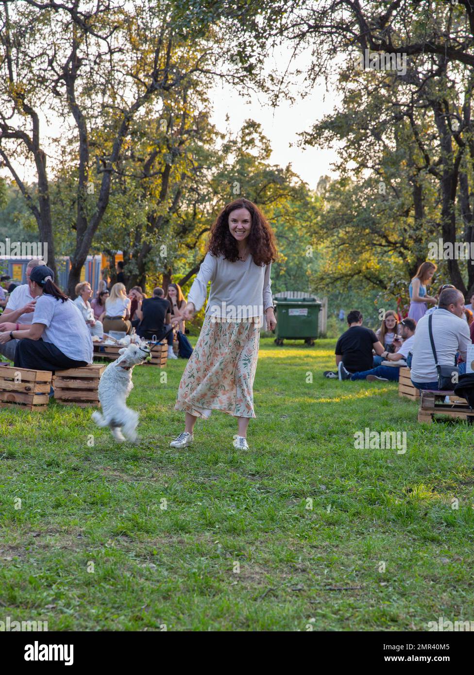 Kiew, Ukraine - 11. September 2021: Besucher der Kartuli Fest Georgian Wine Party im National Exhibition Center. Stockfoto