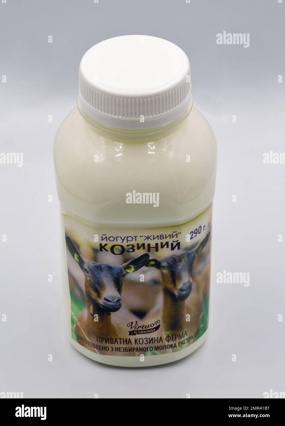 Kiew, Ukraine - 02. Oktober 2021: Studioschießen von lebendem Ziegenjoghurt von einem privaten Bauernhof Virtuoso von Lukachivka Flasche gegen Weiß. Stockfoto