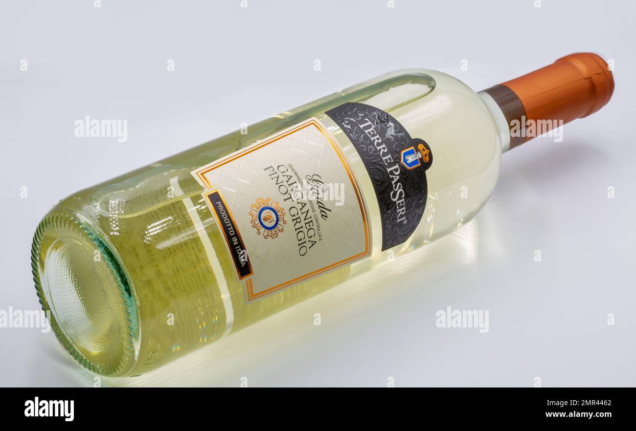 Kiew, Ukraine - 21. November 2021: Italienische Terre Passeri Garda Garganega Pinot Grigio Weißweinflasche aus der Nähe auf Weiß. Stockfoto