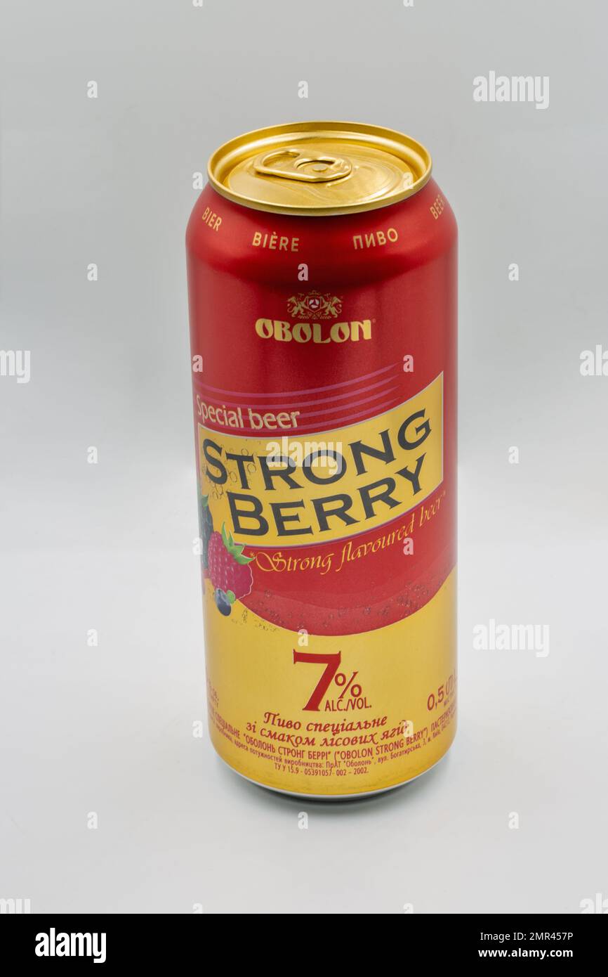 Kiew, Ukraine - 26. Dezember 2021: Studioaufnahme von besonders starkem ukrainischem Beerenbier mit Obolon-Geschmack gegen Weiß. Obolon Joint Stock (Obolonverbindungsmaterial Stockfoto