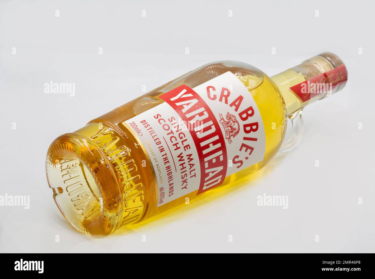 Kiew, Ukraine - 06. Mai 2022: Studioaufnahme von Single Malt Scotch Whisky Crabbie's Yardhead Flasche auf Weiß, Edinburghs Whisky Marke Stockfoto