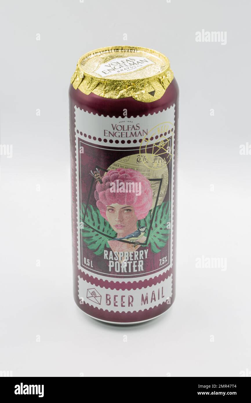 Kiew, Ukraine - 01. Juni 2022: Studioaufnahme von Volfas Engelman Raspberry Porter Litauisches Bier kann auf Weiß auftauchen. Stockfoto