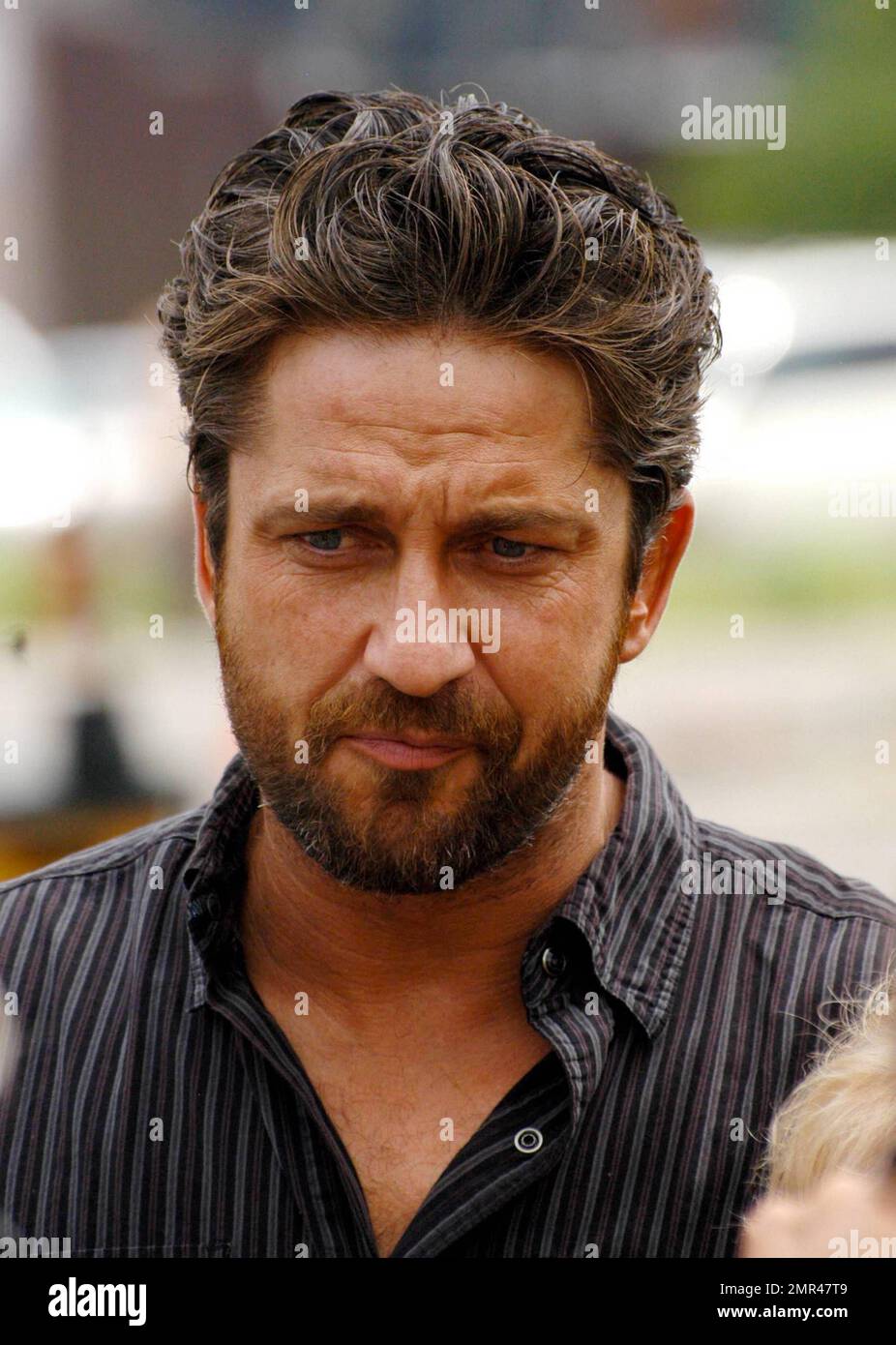 EXKLUSIV!! Der schottische Schauspieler Gerard Butler erhält für seinen neuesten Film „Machine Gun Preacher“ in Detroit ein „Bad Boy“-Motiv. Butler ließ sich die Haare zurückziehen und trug ein abgeschnittenes Karohemd, Armband und Kette, um Szenen im Bridge Cafe zu Filmen. Butler, der sich den Titel "Hunk and Heartthrob" verdient hat, wurde gesehen, wie er mit seiner neuen Freundin, der französischen Entertainment-Reporterin Laurie Cholewa, eine Pause machte, die ihre langen Beine in kurzen Shorts und Keilabsätzen vorstellte. Cholewa ist Gastgeber der französischen TV-Show „Direct 8“ und die beiden sollen sich getroffen haben, als Butler in Paris für „Bounty Hunter“ wirbt. Detr Stockfoto