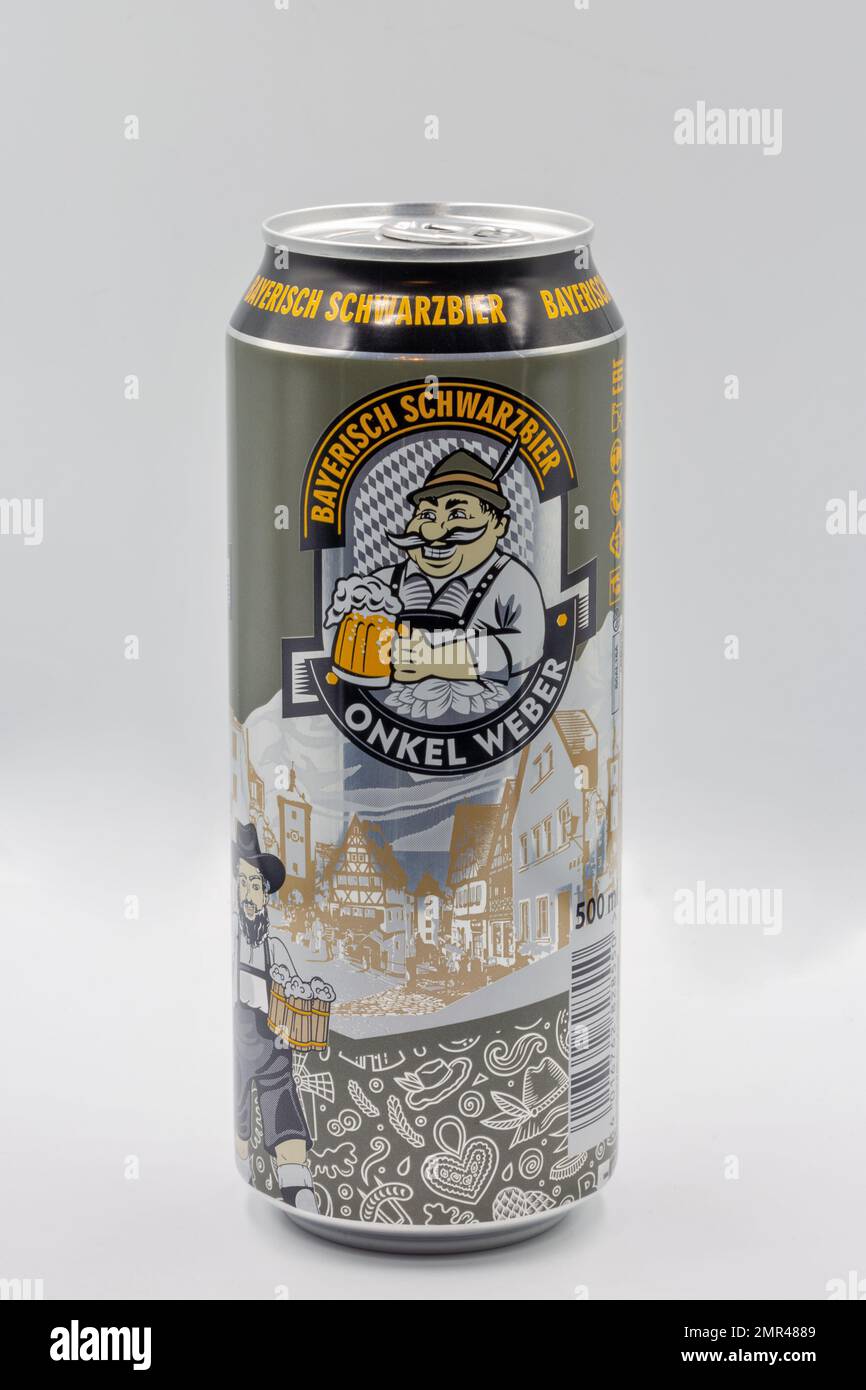 Kiew, Ukraine - 18. Juni 2022: Studioaufnahme von deutschem Onkel Weber Bayerisch Schwarzbier dunkles Bier kann auf Weiß auftauchen. Stockfoto