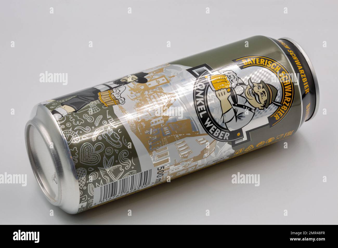 Kiew, Ukraine - 18. Juni 2022: Studioaufnahme von deutschem Onkel Weber Bayerisch Schwarzbier dunkles Bier kann auf Weiß auftauchen. Stockfoto