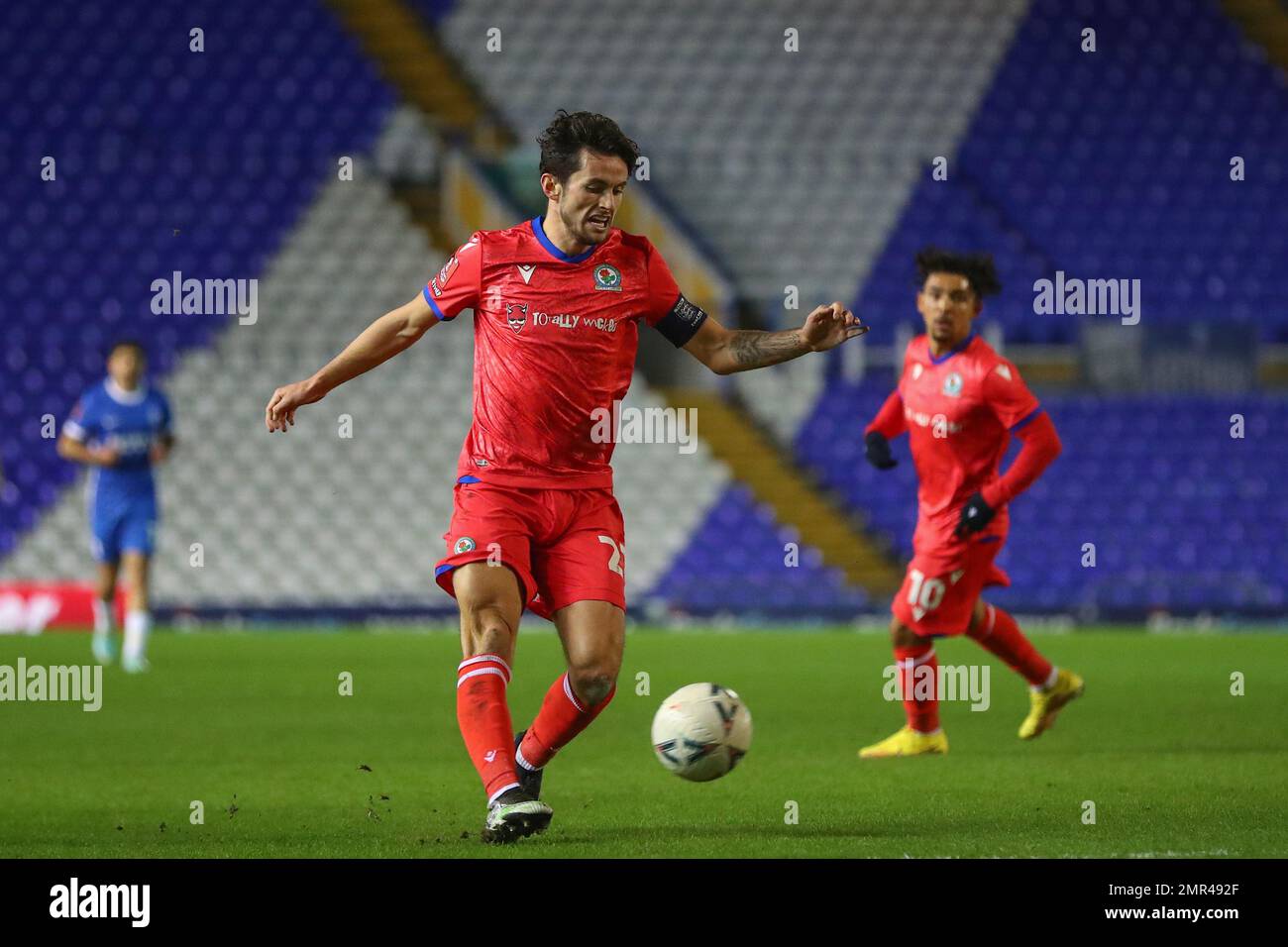 Birmingham, Großbritannien. 31. Januar 2023. Lewis Travis #27 von Blackburn Rovers kreuzt den Ball während des Replay-Spiels der vierten Runde des Emirates FA Cup Birmingham City vs Blackburn Rovers in St Andrews, Birmingham, Großbritannien, 31. Januar 2023 (Foto von Gareth Evans/News Images) in Birmingham, Großbritannien, am 1./31. Januar 2023. (Foto: Gareth Evans/News Images/Sipa USA) Guthaben: SIPA USA/Alamy Live News Stockfoto