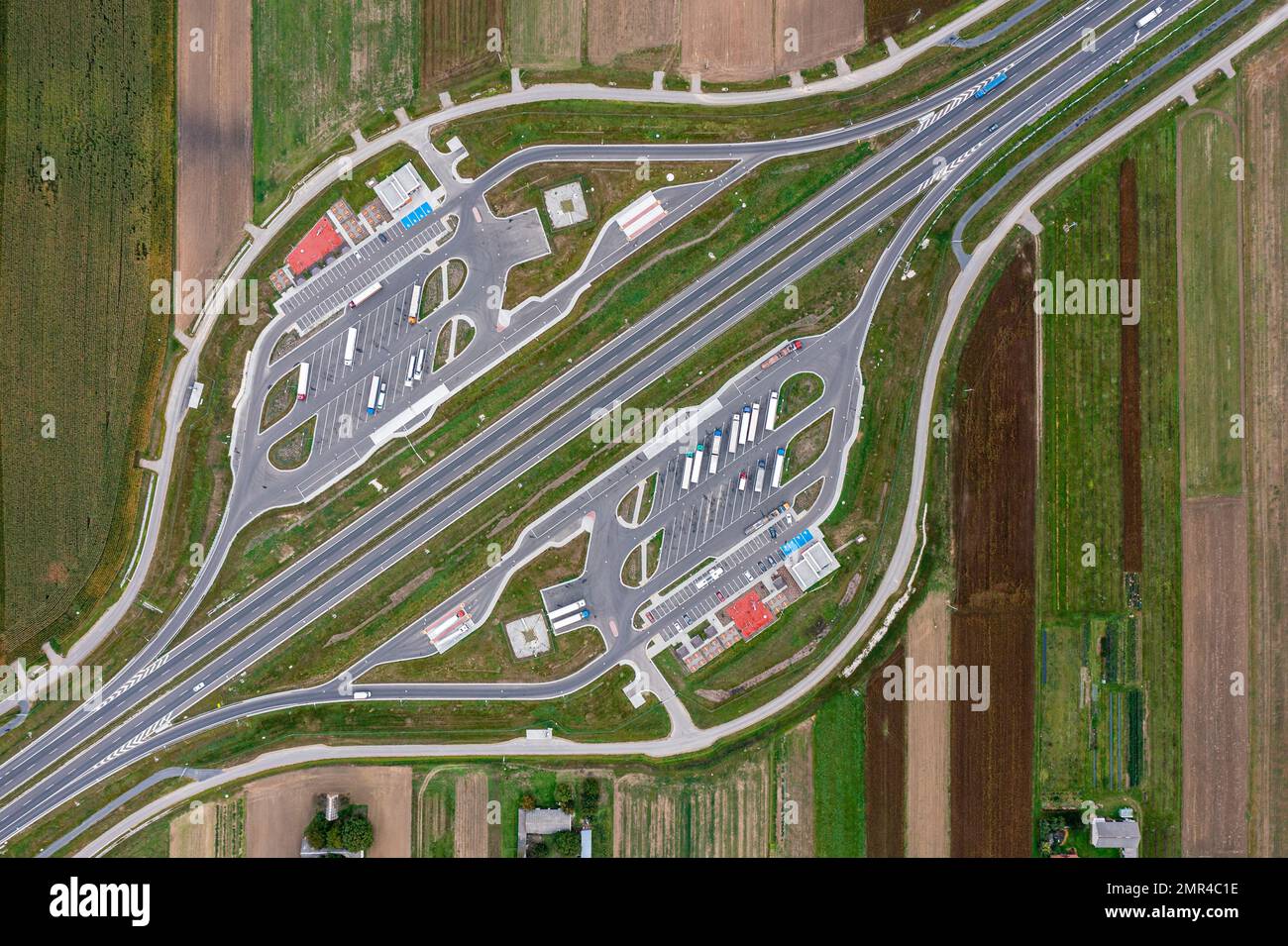 Abnehmende Luftperspektive des Rastplatzes auf der Autobahn, abstraktes Top-down-Bild Stockfoto