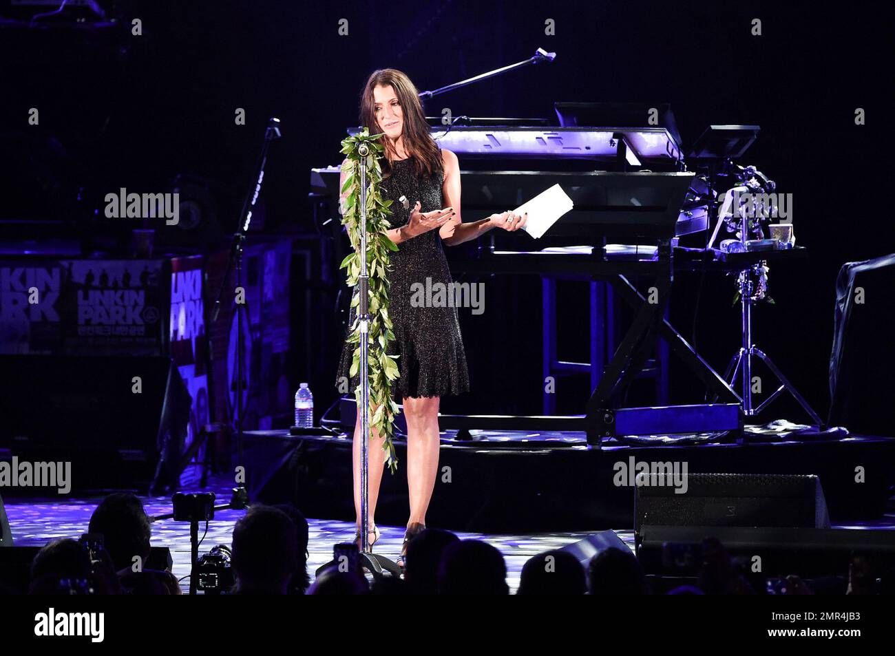 Talinda Ann Bentley speaks during the Linkin Park and Friends Celebrate Life in Honor of Chester Bennington at the Hollywood Bowl on Friday, Oct. 27, 2017, in Los Angeles. (Photo by Richard Shotwell/Invision/AP) Stockfoto