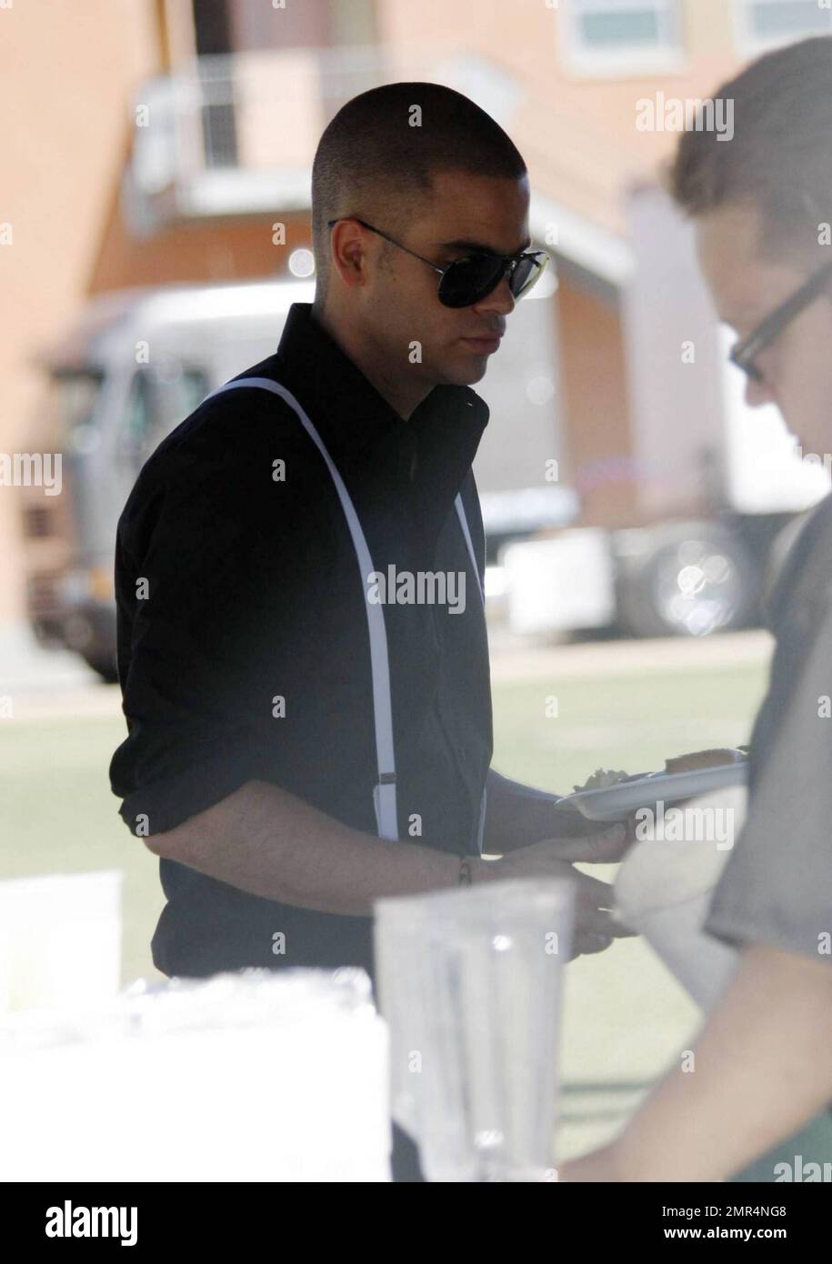 „Glee“-Mitglieder verbringen einen Tag damit, die dritte Staffel der erfolgreichen Show zu Filmen. Während des Tages nahm sich Mark Salling etwas Zeit, um Frisbee mit der Crew zu spielen und ein Mittagessen im Catering-Zelt mit Co-Star Naya Rivera zu genießen. Auch Josh Sussman und Jayma Mays, die Hand in Hand mit dem englischen Ehemann Adam Campbell spazierten, waren am Start des Tages. Los Angeles, Kalifornien. 8/24/10. Stockfoto