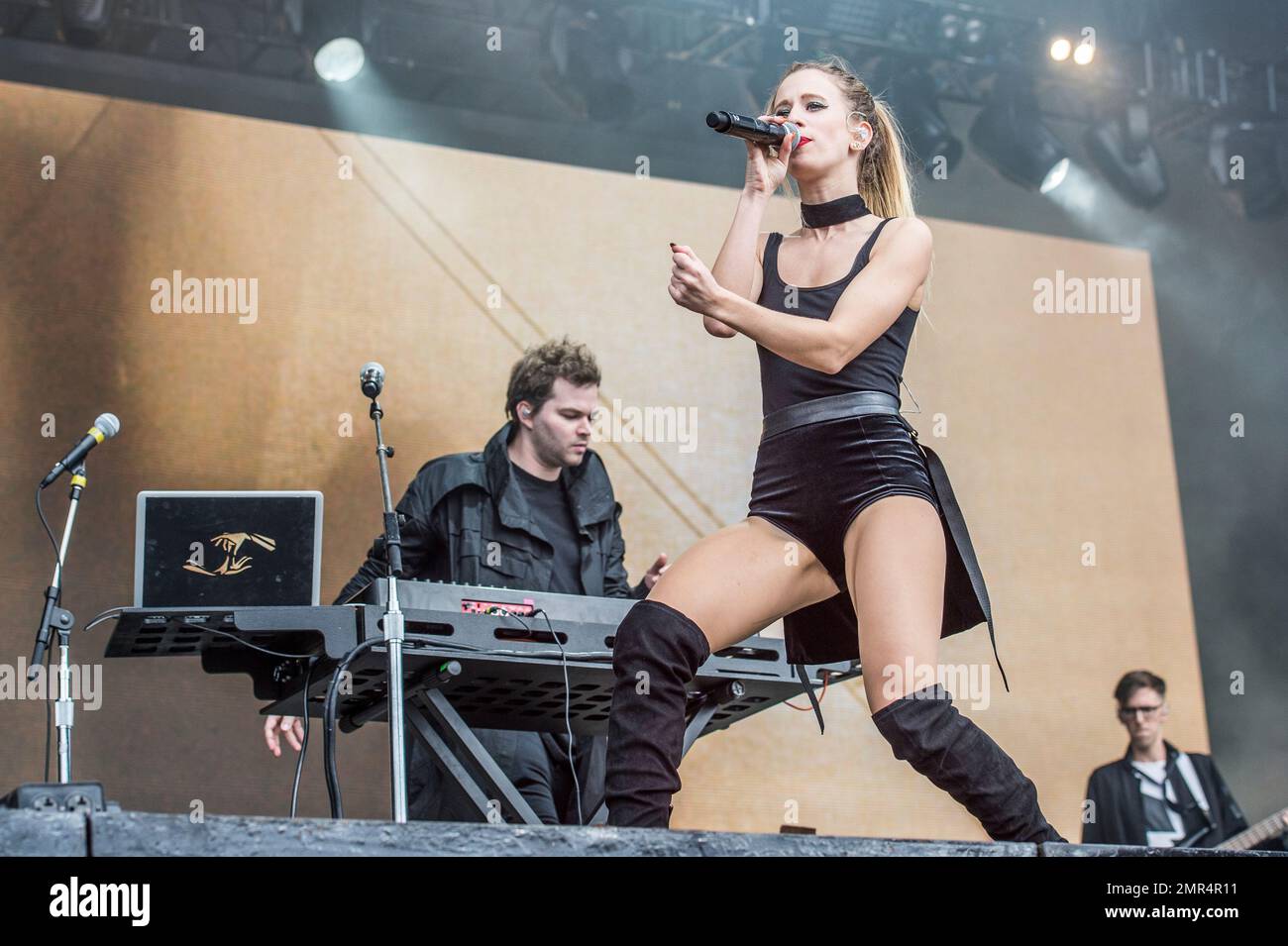 Jeremy Lloyd, left, and Samantha Gongol of Marian Hill perform at the Voodoo Music Experience in City Park on Friday, Oct. 27, 2017, in New Orleans. (Photo by Amy Harris/Invision/AP) Stockfoto