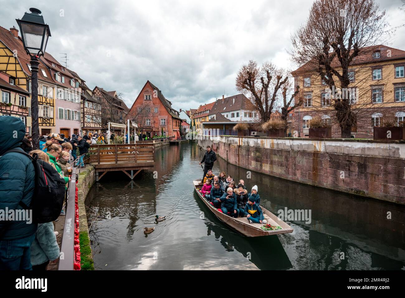 Colmar, Frankreich - 12 27 2022: Colmar und sein herrlicher Weihnachtsmarkt Stockfoto