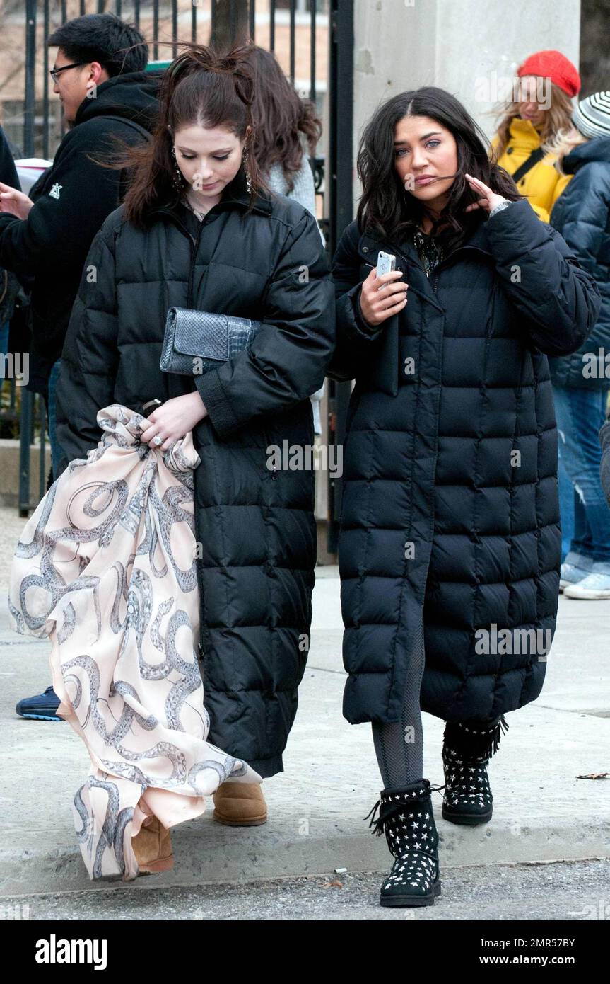 Michelle Tracthtenberg, Jessica Szohr und Blake Lively versammeln sich an einem kalten Tag in Manhattan und Filmen Szenen für „Gossip Girl“. Sogar Blakes Hund Penny trug eine kleine, getarnte Hundejacke. Penn Badgely, der auch gefilmt hat, sah nicht so aus, als ob ihn die Kälte störte. Er trug einen einfachen Anzug ohne Wintermantel. New York, NY. 3/9/11. Stockfoto