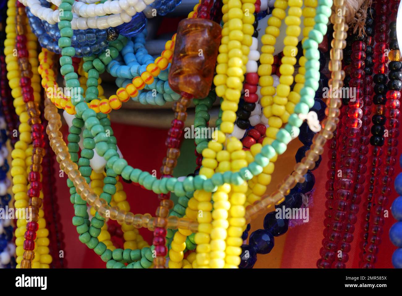 Nahaufnahme von Streicher bunter Glasperlen. Vertikales Bild Stockfoto