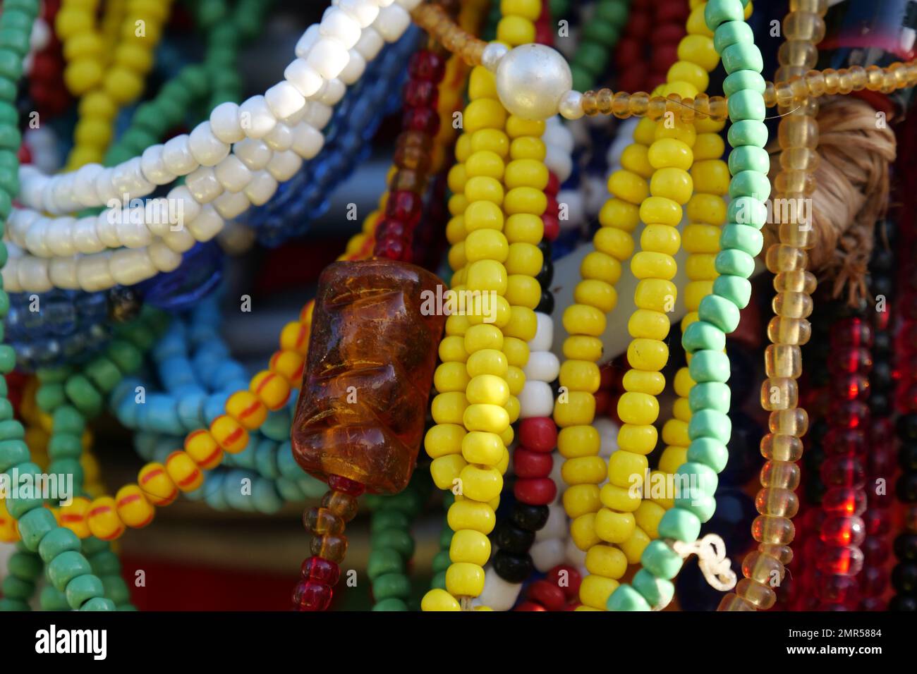 Nahaufnahme von Streicher bunter Glasperlen. Stockfoto