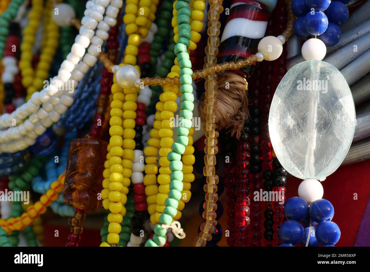 Nahaufnahme von Streicher bunter Glasperlen. Stockfoto