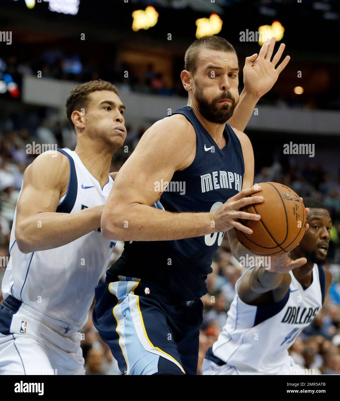 Dallas Mavericks' Dwight Powell, left, defends as Memphis Grizzlies center Marc Gasol, right, of Spain positions for a shot in the first half of an NBA basketball game, Wednesday, Oct. 25, 2017, in Dallas. (AP Photo/Tony Gutierrez) Stockfoto