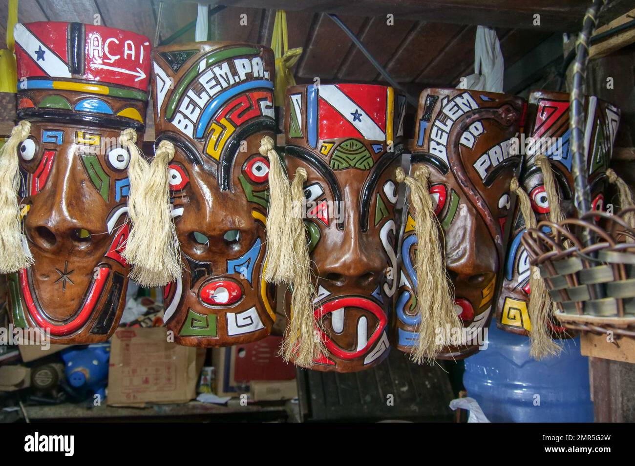 Hölzerne Masken von amazoniern an einem Curio-Stand. Standort: Mercado Ver o Peso, Belem, Bundesstaat para, Amazonasregion, Brasilien, Südamerika Stockfoto