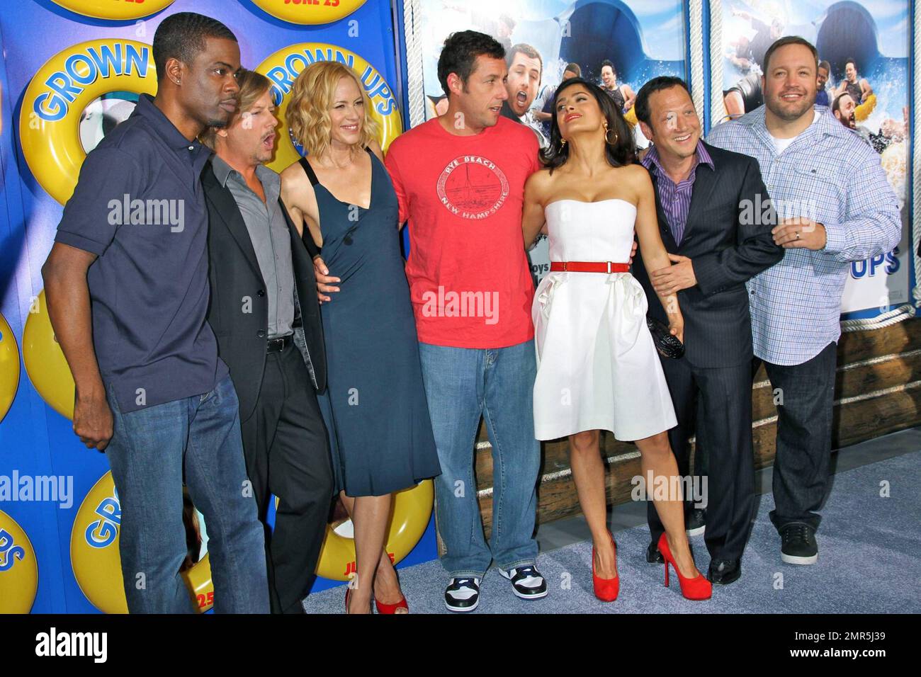 Chris Rock, David Spade, Maria Bello, Adam Sandler, Salma Hayek, Kevin James und Rob Schneider nehmen an einer Sondervorführung für Erwachsene in New York City, New York, 6./23./10 Teil. . Stockfoto