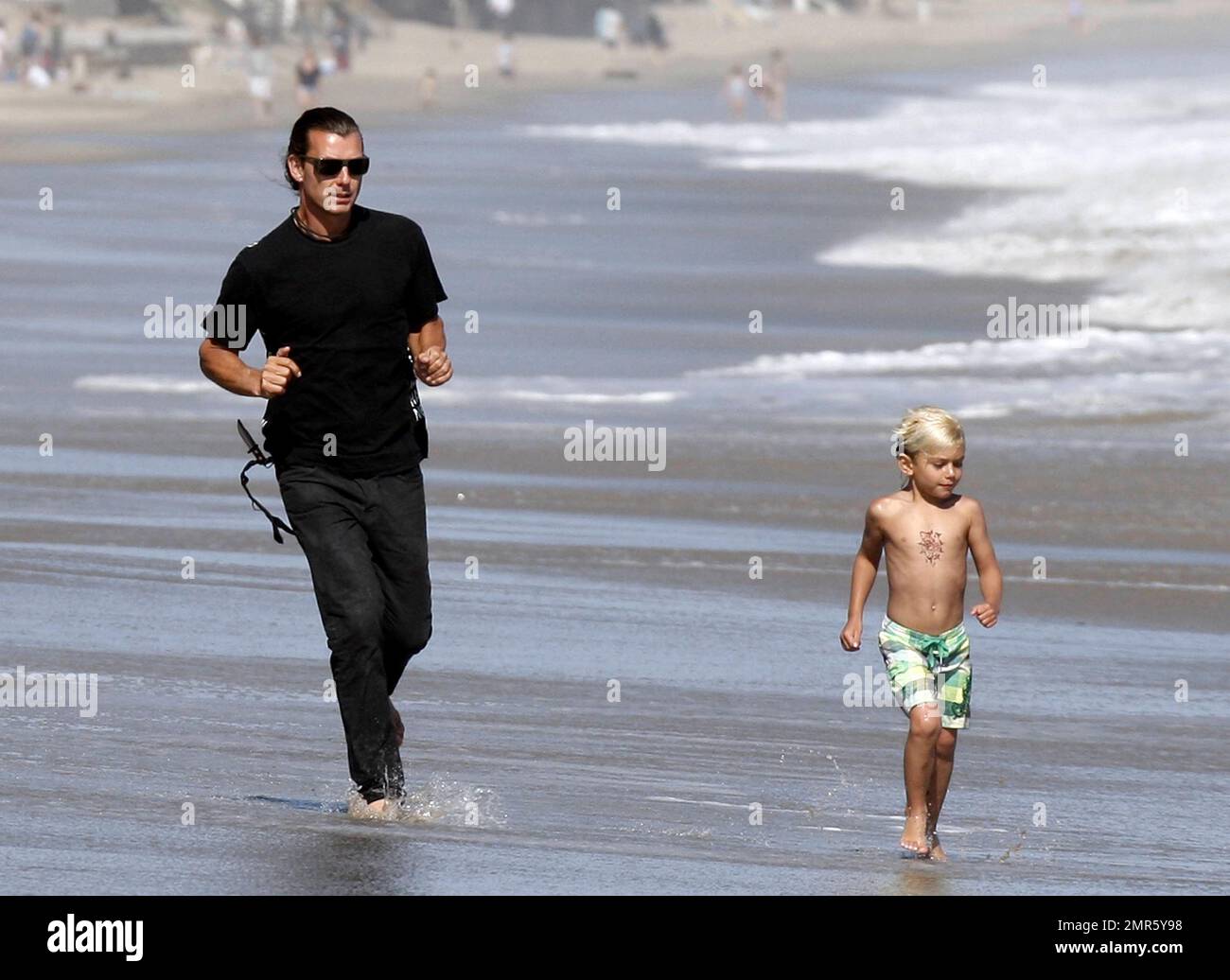 Gwen Stefani und Gavin Rossdale spielen am Strand mit Sons Kingston und Zuma während der Feiertage zum Memorial Day. Die Familie verbrachte den Tag auf Joel Silbers Feiertagsparty und wollte eine tolle Zeit zusammen beim Surfen und auf aufblasbarer Spielausrüstung verbringen. Der kleine Kingston zeigte, wie er aussieht, temporäre Tattoos auf Brust und Bein. Malibu, Kalifornien. 5/30/11. Stockfoto