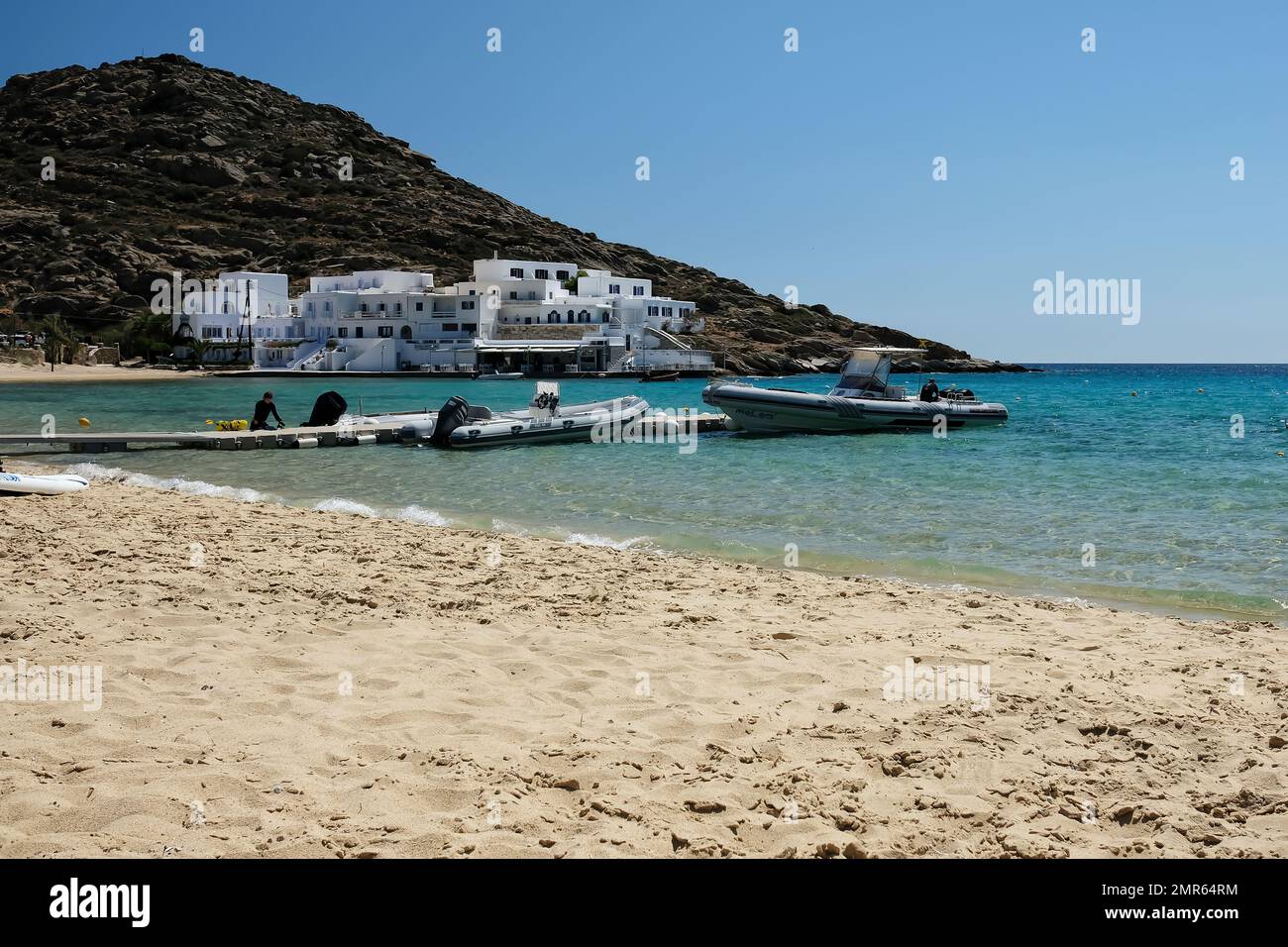 IOS, Griechenland - 3 . Juni 2021 : Blick auf eine schwimmende Dockingstation für Wassersport am berühmten Mylopotas-Strand in iOS Greece Stockfoto