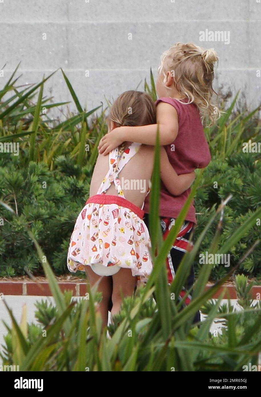 Die Sängerin und Modedesignerin Gwen Stefani nimmt ihren Sohn Zuma mit zum  Spielen an einem Wasserbrunnen in Santa Monica Beach. Gwen versteckte ihren  tollen Körper unter einem durchsichtigen weißen Rock, der oben