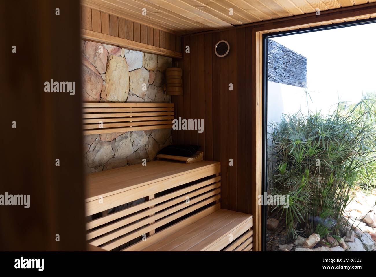 Allgemeiner Blick auf die Sauna mit Holzbänken und Fenster Stockfoto