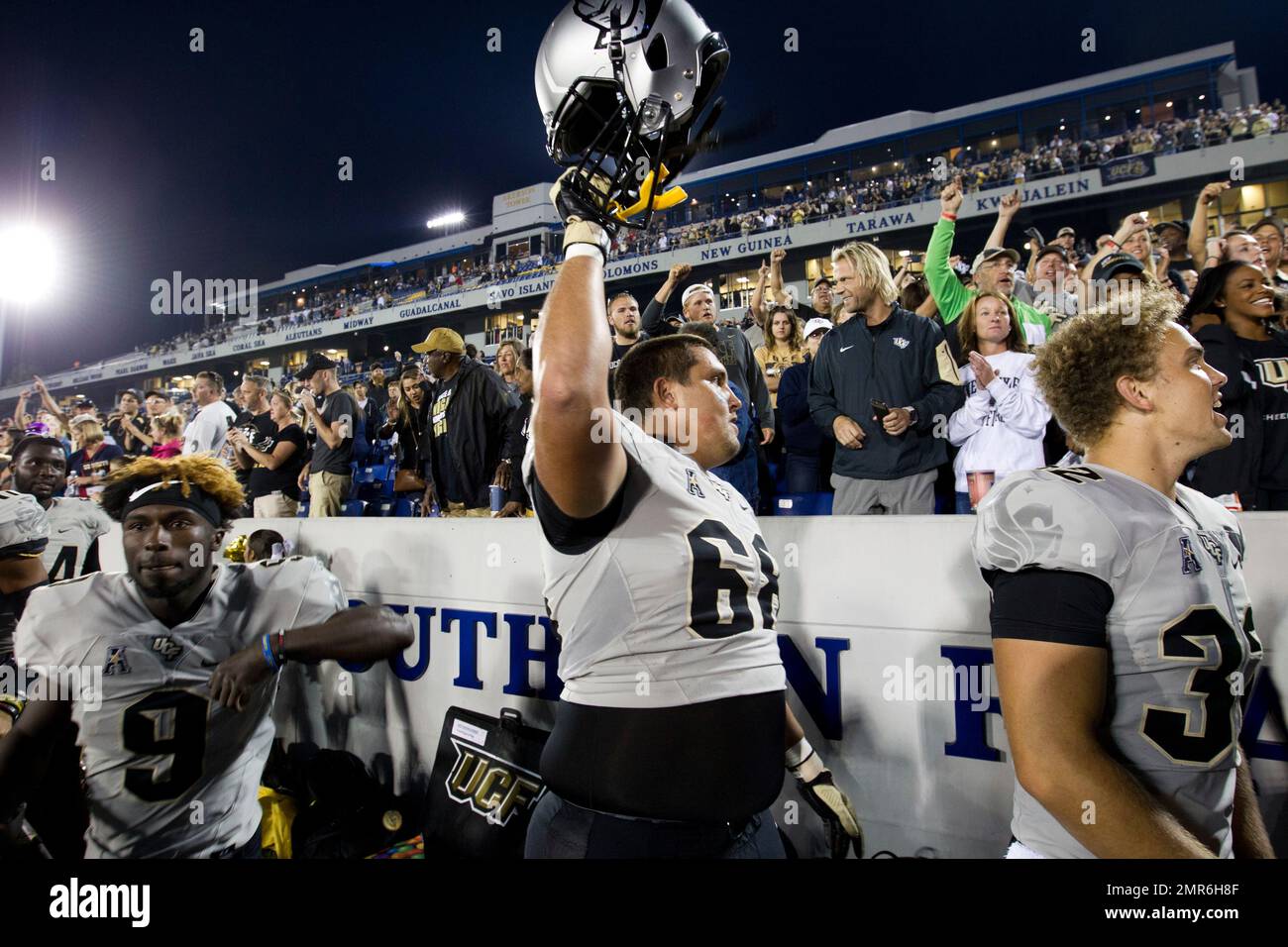 Central Florida players celebrate with their fans after their 31-21 victory over Navy in an NCAA college football game in Annapolis, Md., Saturday, Oct. 21, 2017. (AP Photo/Jose Luis Magana) Stockfoto