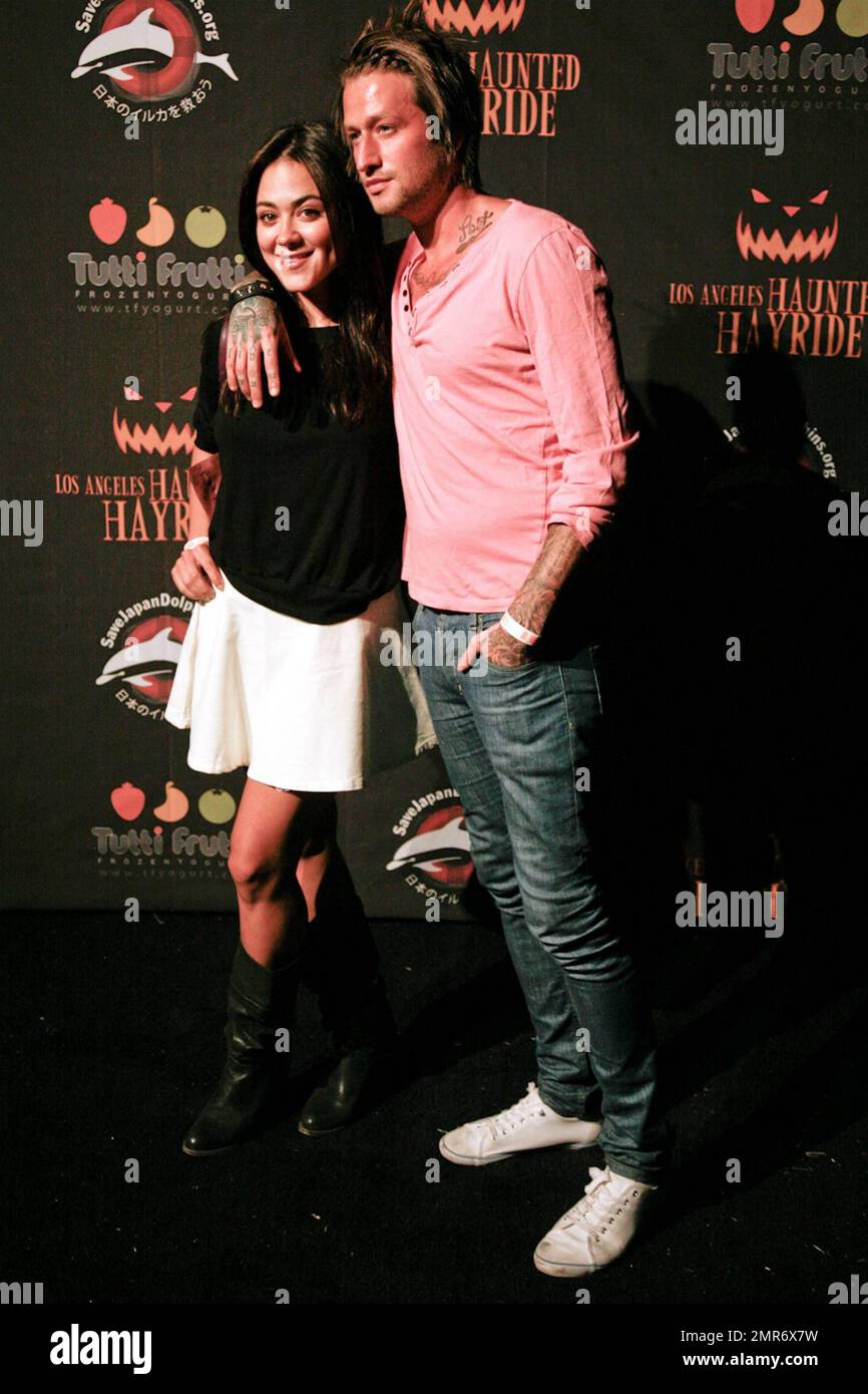 Camille Guaty und ihre Verlobte Sy Rhys Kaye bei der VIP Premiere Night der alljährlichen Los Angeles Haunted Hayride 2. am neuen Standort des alten Zoos von Griffith Park. Die Veranstaltung ist eine einmonatige Attraktion mit dem Haunted Hayride, Haunted Labyrinth und einem großen Karneval der Seelen voller Fahrgeschäfte und Spiele. Los Angeles, Kalifornien. 10/10/10. Stockfoto