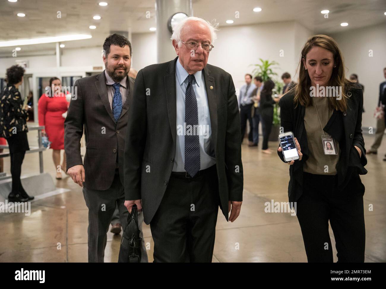 Sen. Bernie Sanders, I-Vt., the ranking member of the Senate Budget Committee, arrives for a series of votes at the Capitol in Washington, Thursday, Oct. 19, 2017. (AP Photo/J. Scott Applewhite) Stockfoto